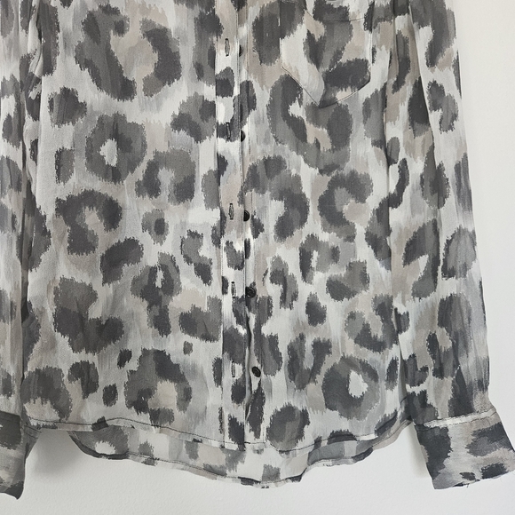 Equipment FEMME Silk Blouse Animal Print Button Down Size Xs Flaw - Picture 3 of 9